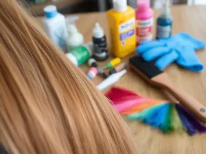 Kiedy włosy nie przyjmują farby? Najczęstsze przyczyny i porady